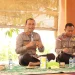 Kapolres Malang, AKBP Putu Kholis Aryana saat berdialog dengan warga di kegiatan Jumat Curhat.