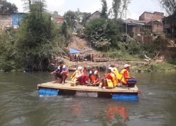 Siswa di Kota Malang naik perahu rakit saat Jembatan Gantung Mergosono diperbaiki.