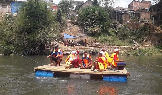 Siswa di Kota Malang naik perahu rakit saat Jembatan Gantung Mergosono diperbaiki.