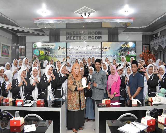 Foto bersama siswa SMA Annur Bululawang bersama Dekan Fakultas Ekonomi dan Bisnis Universiats Islam Malang, Nur Diana. 