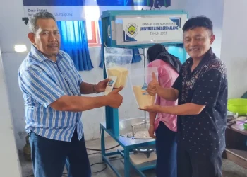 Pengabdian kepada masyarakat yang dilakukan FT UM bantu warga Desa Samar olah empon-empon menjadi produk instan.