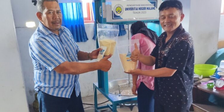 Pengabdian kepada masyarakat yang dilakukan FT UM bantu warga Desa Samar olah empon-empon menjadi produk instan.