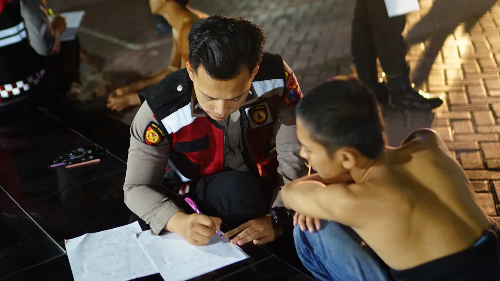 Petugas melakukan pendataan terhadap salah satu remaja yang diduga terlibat balap liar.
