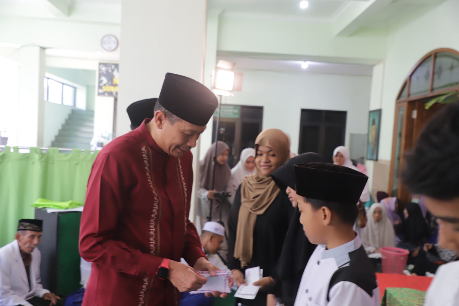 Pj Wali Kota Malang, Dr. Ir. Wahyu Hidayat, MM, saat memberikan sambutan di acara maulid nabi yang digelar oleh PCNU Kota Malang. 