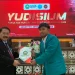 Dekan FH Unisma menyerahkan SKL kepada salah satu lulusan.