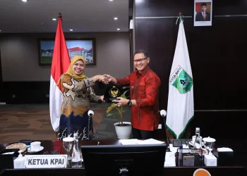 Pj Wali Kota Batu, Aries Agung Paewai, saat berdialog dengan Ketua KPAI, Ai Maryati Solihah yang berkunjung ke Kota Batu, Kamis (5/10/2023).