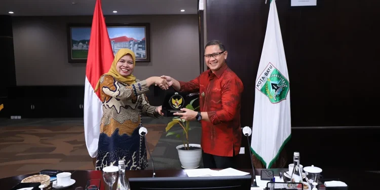 Pj Wali Kota Batu, Aries Agung Paewai, saat berdialog dengan Ketua KPAI, Ai Maryati Solihah yang berkunjung ke Kota Batu, Kamis (5/10/2023).