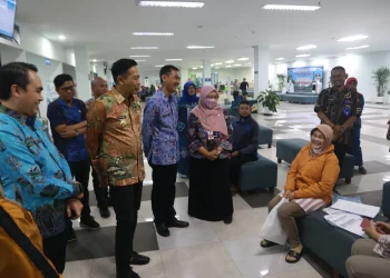 Pj Wali Kota Malang meninjau layanan MPP.