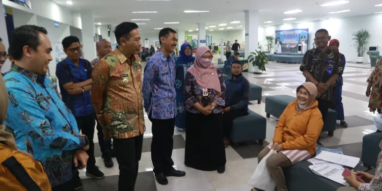 Pj Wali Kota Malang meninjau layanan MPP.