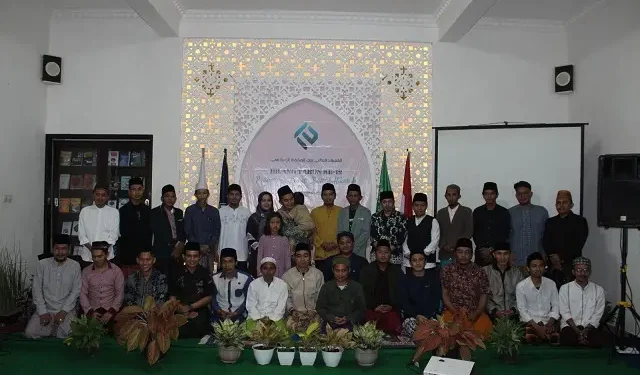 Foto bersama di acara "Hilang Tahun" ke-12 Pesantren Filsafat Luhur Baitul Hikmah.