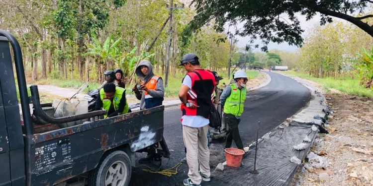 Pengerjaan jalan Karangkates-Modangan.
