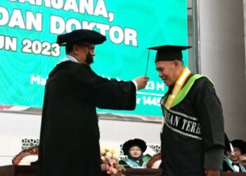 Pengukuhan Dr KH Marzuki Mustamar sebagai salah satu lulusan terbaik Unisma.