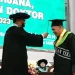 Pengukuhan Dr KH Marzuki Mustamar sebagai salah satu lulusan terbaik Unisma.