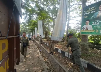 Petugas menertibkan reklame yang langgar aturan di Kabupaten Malang.