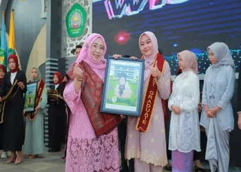 Dekan FEB Unisma Nur Diana memberikan kenang-kenangan pada Wisudawan terbaik FEB Unisma.