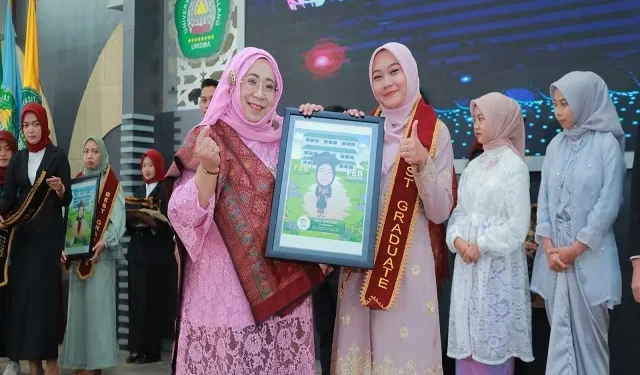 Dekan FEB Unisma Nur Diana memberikan kenang-kenangan pada Wisudawan terbaik FEB Unisma.