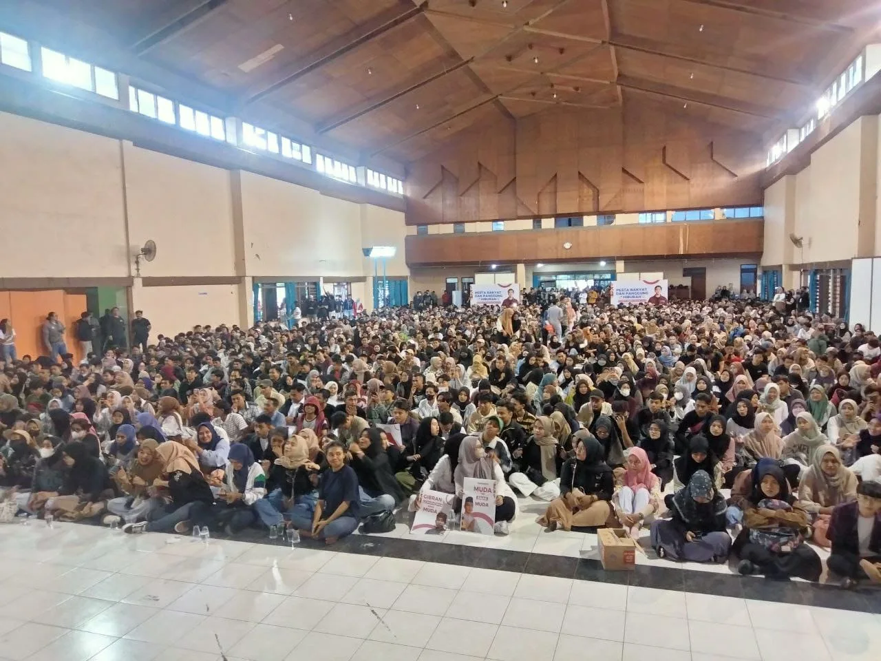 Ribuan mahasiwa dan pemuda di Malang mendeklarasikan dukungan untuk Gibran menjadi Cawapres mendampingi Prabowo. 