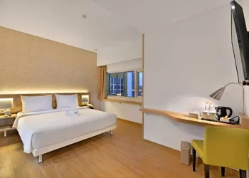 Ruangan kamar tidur Whiz Prime Hotel Basuki.