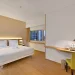 Ruangan kamar tidur Whiz Prime Hotel Basuki.