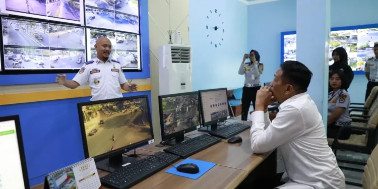 Pj Wali Kota Malang, Wahyu Hidayat, saat berkunjung ke kantor Dishub Kota Malang