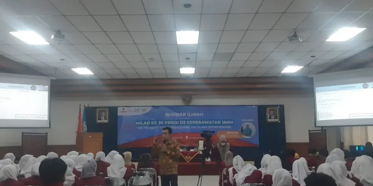 Perawat Instrumentasi Ruang Operasi RSSA Malang, Ibrahim Amd Kep memaparkan materi dalam Seminar Ilmiah D3 Keperawatan UMM.
