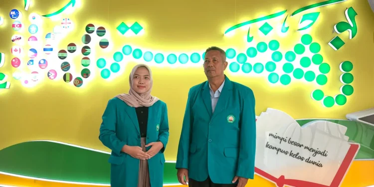 Wisudawan terbaik Unisma periode ke-71 yakni Lailla Anggriani bersama Lukman Affandy.