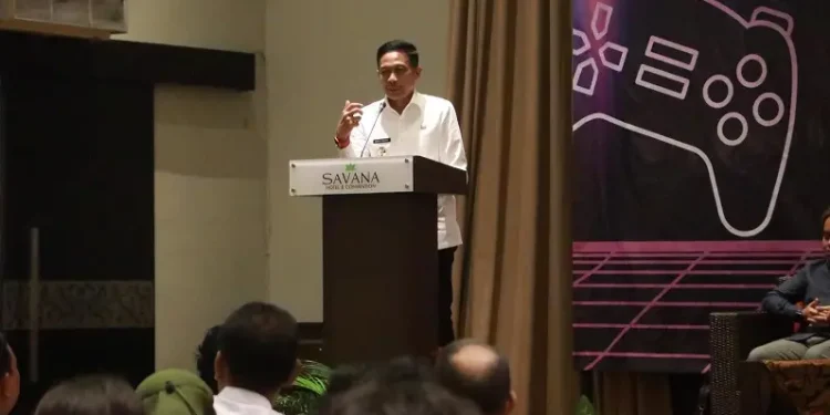 Pj Wali Kota Malang Wahyu Hidayat dalam bimtek layanan teknologi informasi masyarakat.