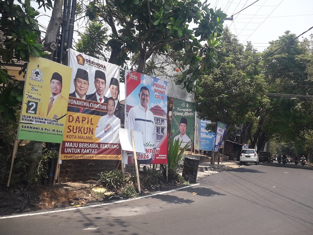Baliho caleg berbagai parpol yang bertebaran di sudut jalanan Kota Malang