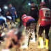 Petugas mengevakuasi korban pembacokan di Gondanglegi.
