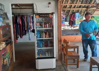 Sejak warungnya dialiri listrik, Tuti menyediakan minuman dingin di kulkas.