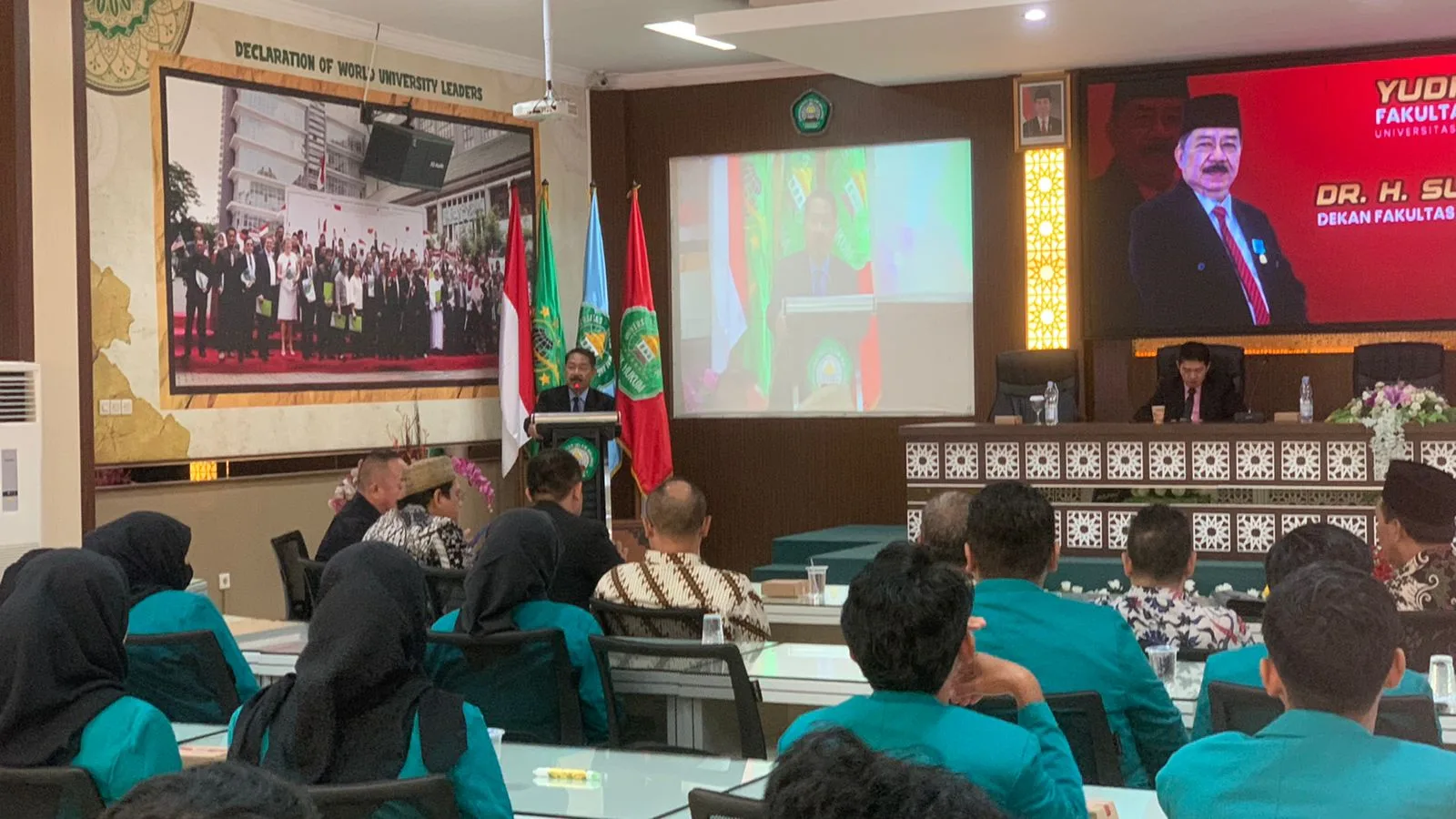 Dekan FH Unisma memberikan sambutan.
