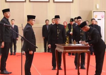 Pj Wali Kota Batu Aries Agung Paewai melantik 12 pejabat baru.