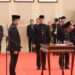 Pj Wali Kota Batu Aries Agung Paewai melantik 12 pejabat baru.