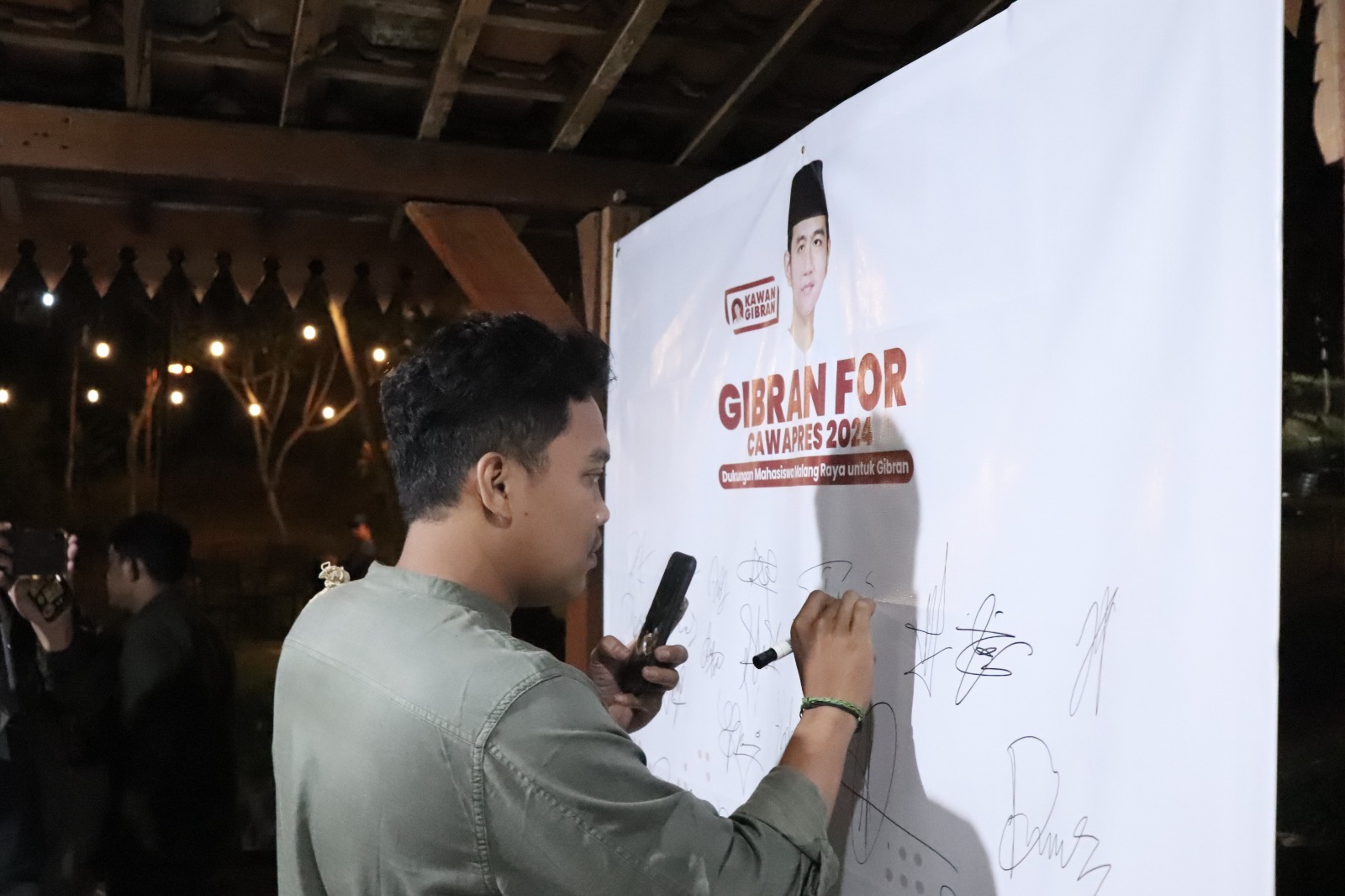 Ilustrasi relawan muda di Jatim menandatangani dukungan untuk Gibran.