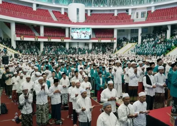 Suasana dzikir akbar Majelis Al Khidmah di Unisma.