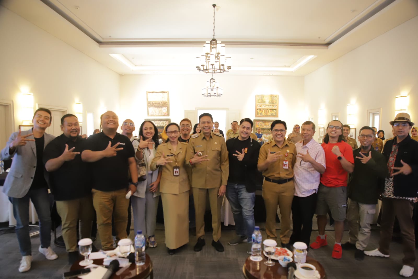 Pj Wali Kota Malang, Wahyu Hidayat, foto bersama dengan para peserta Rapat Koordinasi Komite Ekonomi Kreatif Kota Malang. 