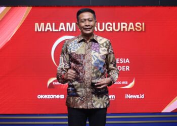 Pj Wali Kota Malang, Dr. Ir. Wahyu Hidayat, MM, saat menerima penghargaan.