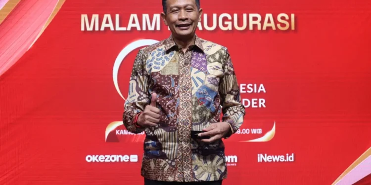 Pj Wali Kota Malang, Dr. Ir. Wahyu Hidayat, MM, saat menerima penghargaan.