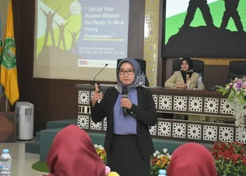 Narasumber Atik Sri Purwantiningsih, S.E., M.Acc., Ak., CA., ASEAN CPA., CT., CFP saat memberikan penjelasan.