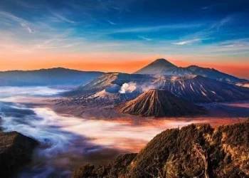 Ilustrasi Pegunungan di sekitar Malang.