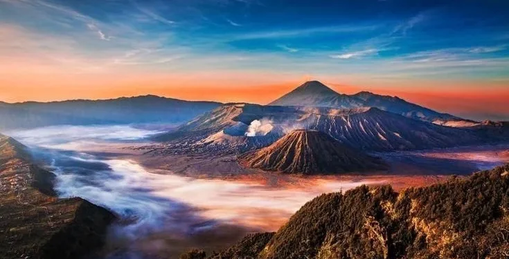 Ilustrasi Pegunungan di sekitar Malang.