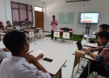Salah seorang Expertise Jagoan Hosting tengah memberikan paparan kepada guru dan peserta didik SMK Telkom.