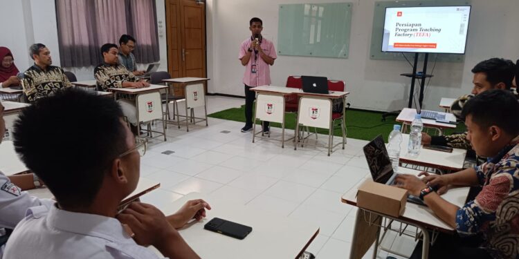 Salah seorang Expertise Jagoan Hosting tengah memberikan paparan kepada guru dan peserta didik SMK Telkom.