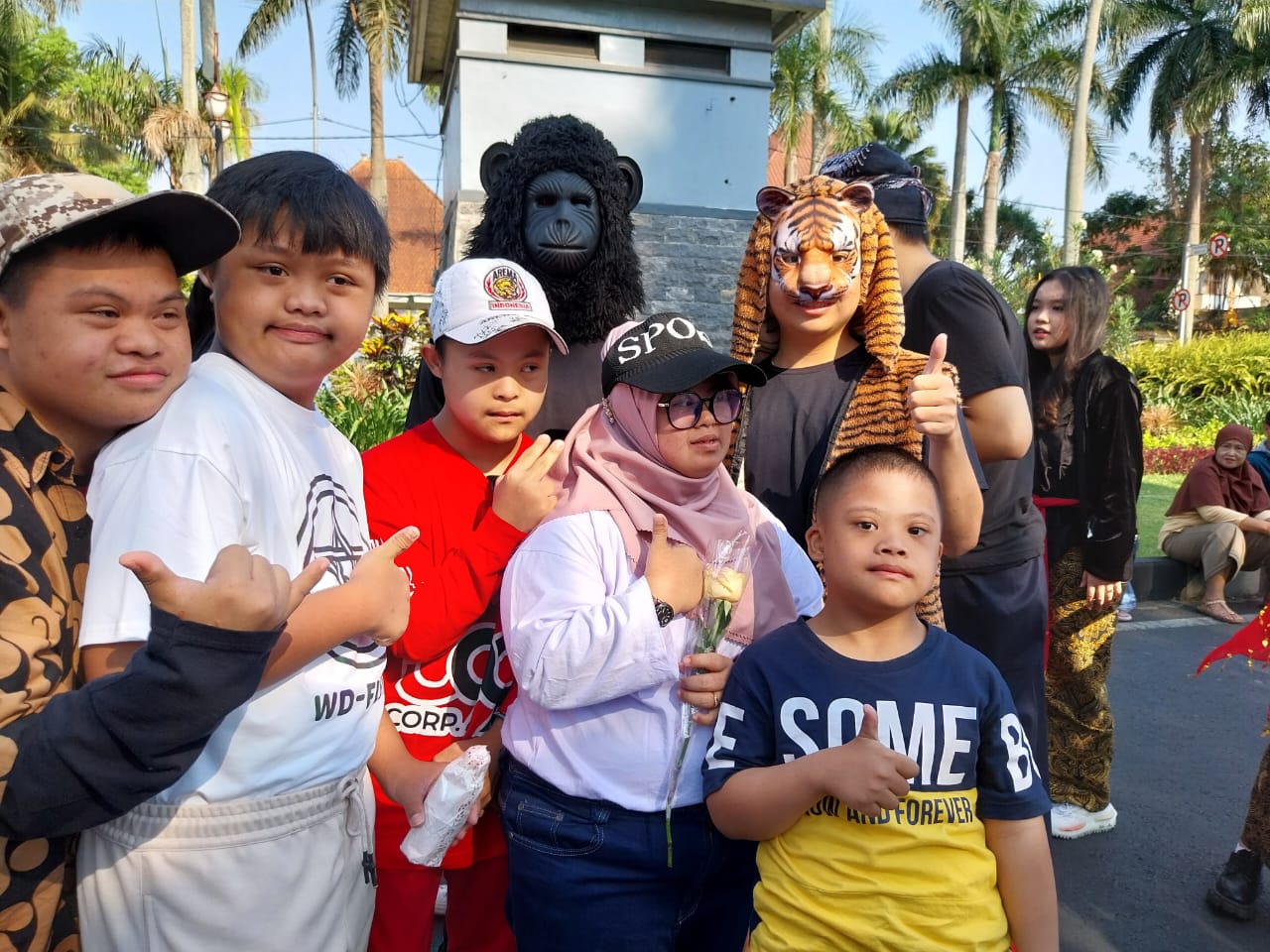 Foto bersama anak difabel di jalan Ijen Kota Malang. 