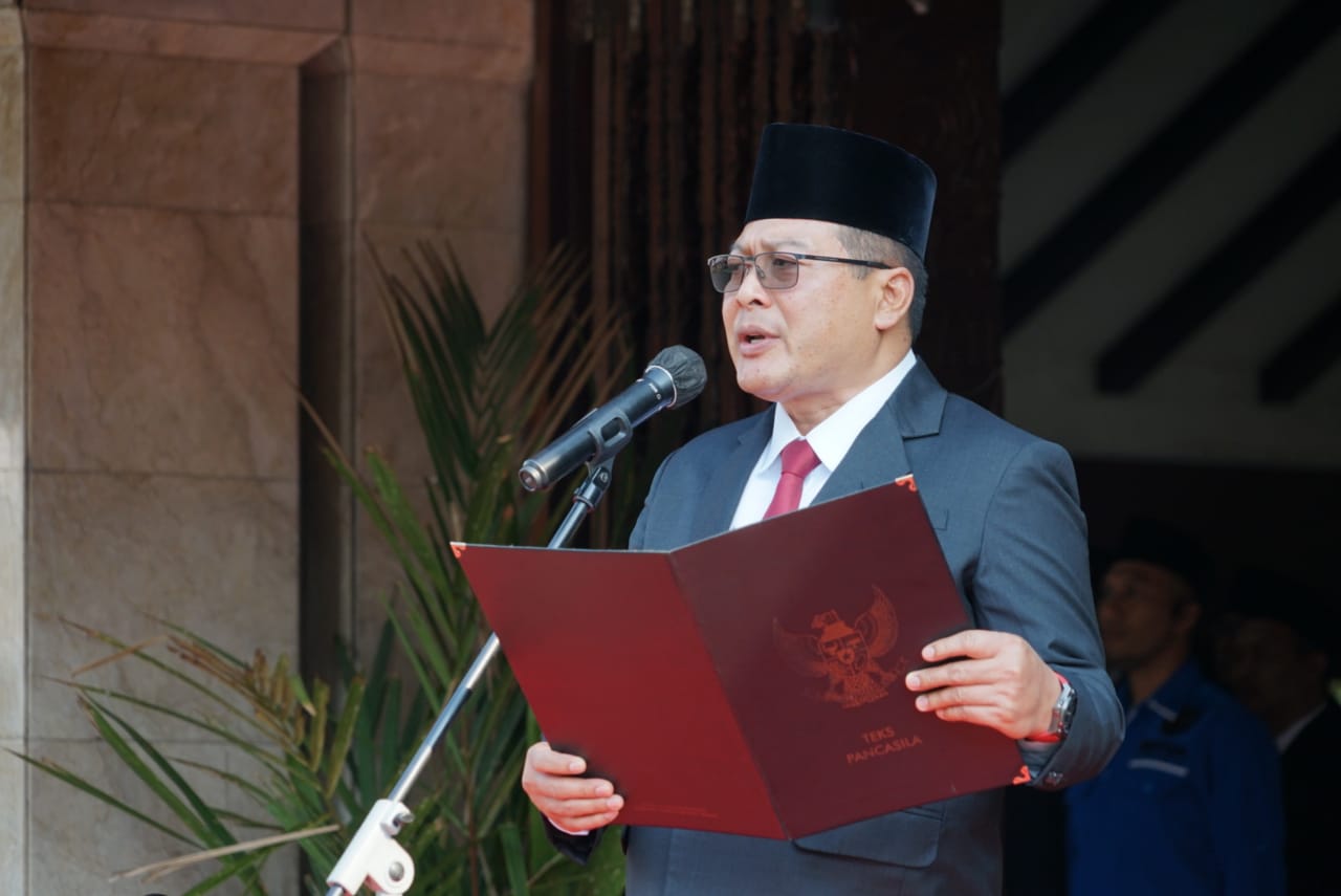 Wakil Bupati Malang, Didik Gatot Subroto membacakan arahan saat Upacara Peringatan Hari Sumpah Pemuda ke-95 Tahun 2023.