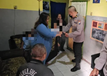 Anggota Polsek Bululawang mendatangi rumah ibu yang mengancam akan membunuh anak-anaknya.