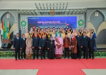 Prosesi pelepasan calon wisudawan FEB Unisma ke-71.