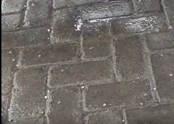 Butiran es yang jatuh pada fenomena hujan es di Kota Malang.