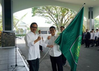 Penyerahan bendera UIN Malang secara simbolis oleh Rektor UIN Malang kepada Kepala Biro AAKK.
