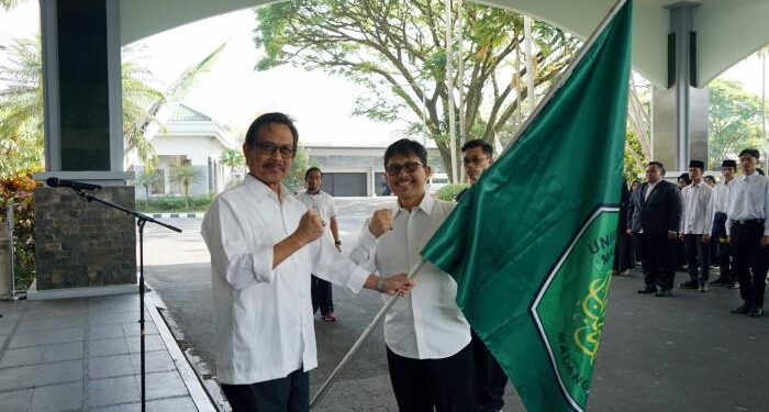 Penyerahan bendera UIN Malang secara simbolis oleh Rektor UIN Malang kepada Kepala Biro AAKK.